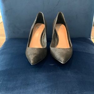 Vince Camuto black snakeskin print pumps